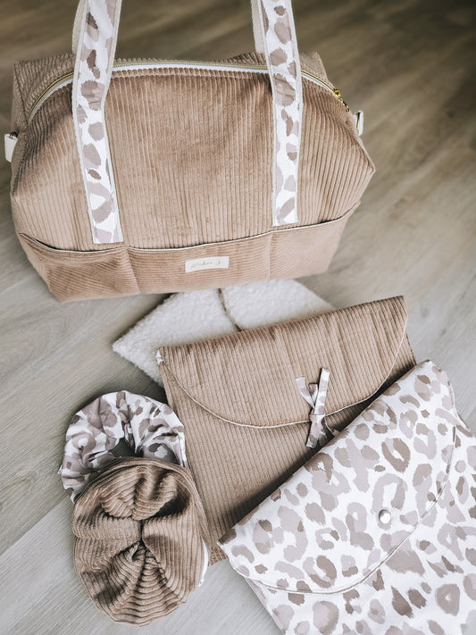 La pochette parfaite Modèle velour taupe clair