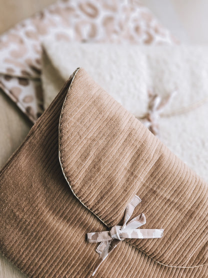 La pochette parfaite Modèle velour taupe clair