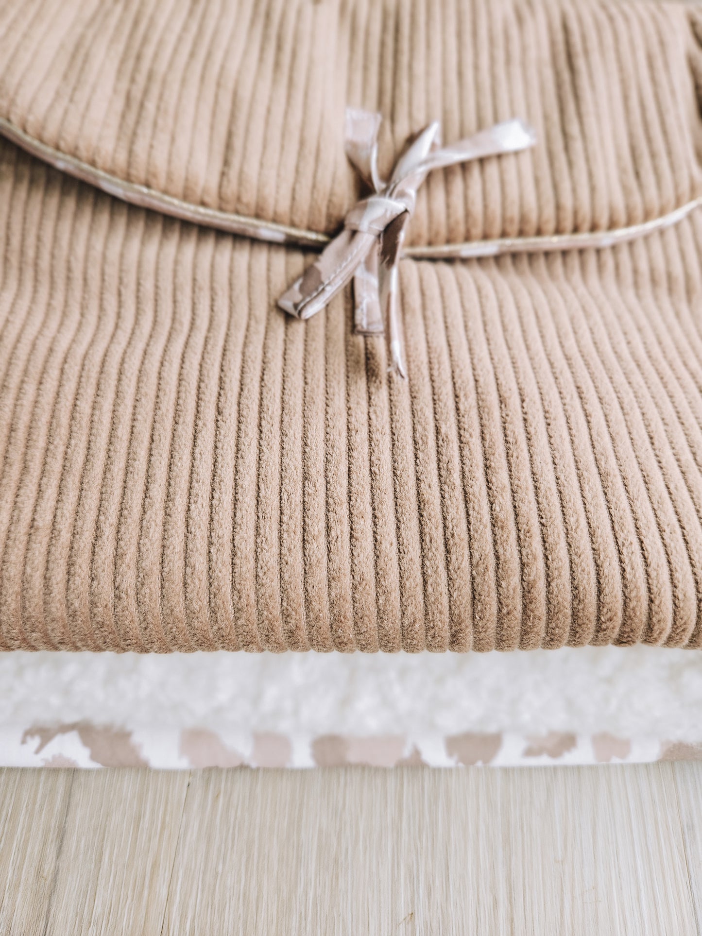 La pochette parfaite Modèle velour taupe clair