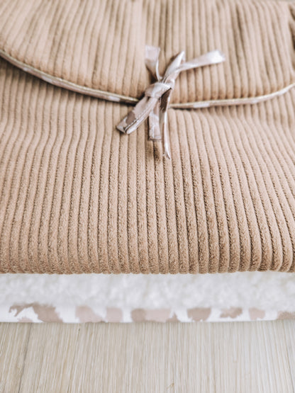 La pochette parfaite Modèle velour taupe clair